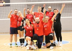 KTML MIX lygos finale pergalę švenčia Sporto fėja & Korys komanda.