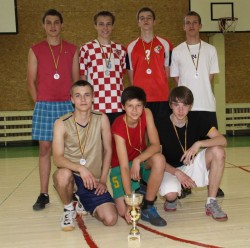 Po atkaklios kovos į "Sportturo" taurės finalą pateko Kauno "Dariaus ir Girėno" gimnazija